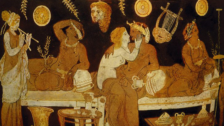Tre mænd ligger på bænke ved drikkegildet. Manden i midten sidder med en hetære på skødet og de kysser hinanden. Manden til venstre lytter henført til en hetære, der spiller fløjte for ham, men manden til højre måske beder om mere vin.
